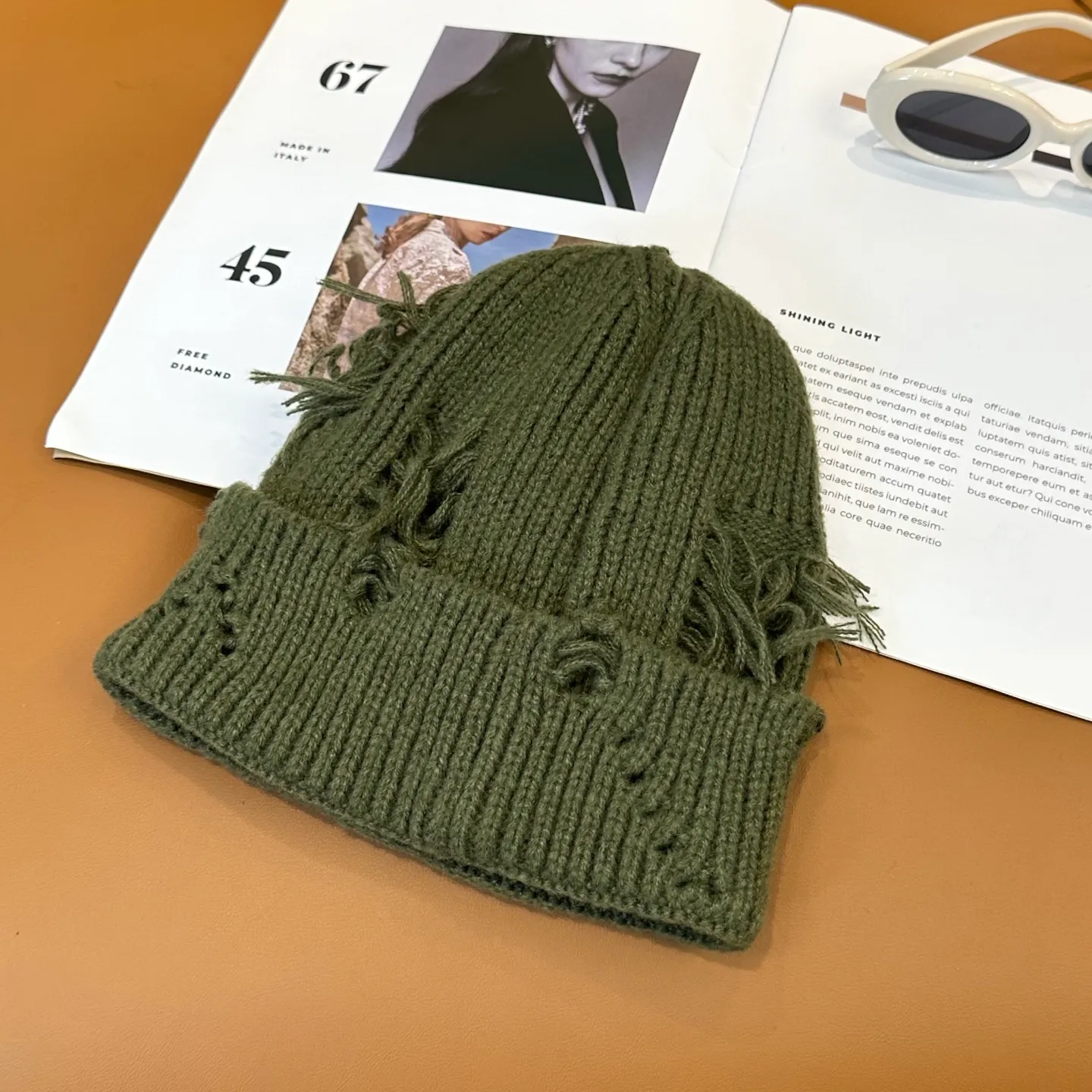 P70 🤍Chrome hearts new autumn and winter cross knitted hat🧶 One of the must-have hats in autumn and winter~ It really looks good on whoever wears it~, it is also a perfect match in black and white and gray in autumn~